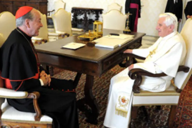El Papa Benedicto XVI bendice al Perú