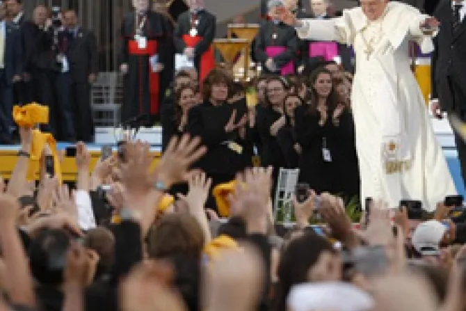 Aprender a amar es central en la vida cristiana, dice el Papa Benedicto a jóvenes