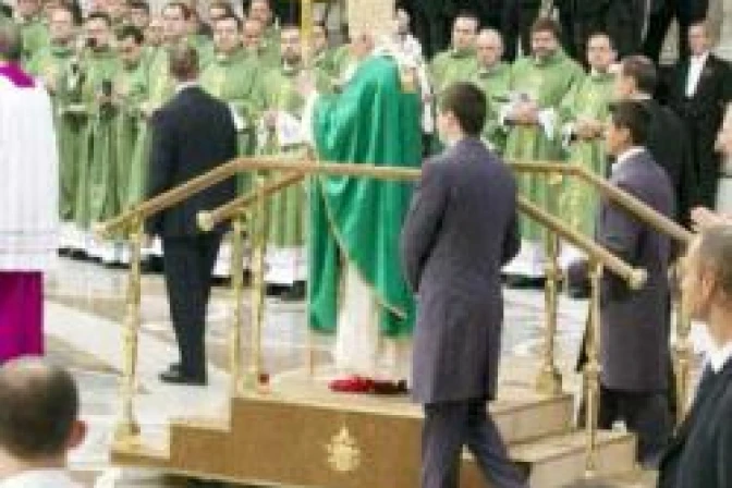 Vocero vaticano explica por qué el Papa usó plataforma móvil