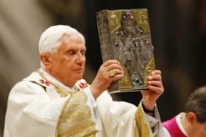 Dios no es rival del hombre sino que le da plenitud y alegría, recuerda Benedicto XVI