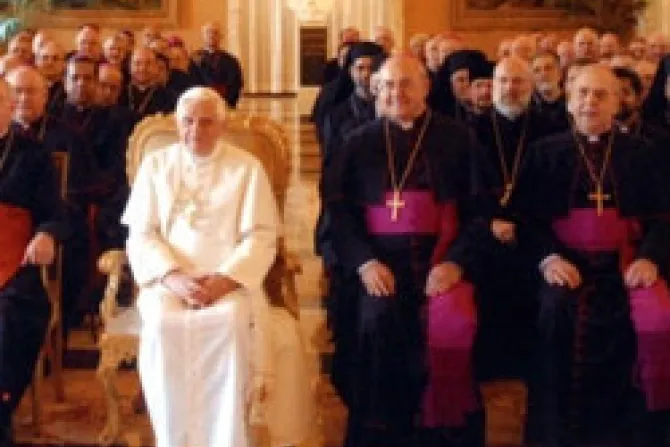 Obispos no deben ser burócratas sino padres y hermanos en Cristo, dice Benedicto XVI