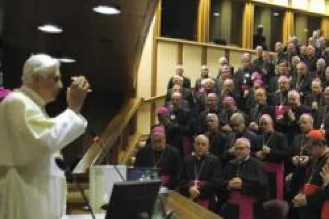 Ningún carisma dispensa de la referencia y sumisión a los Obispos, dice el Papa