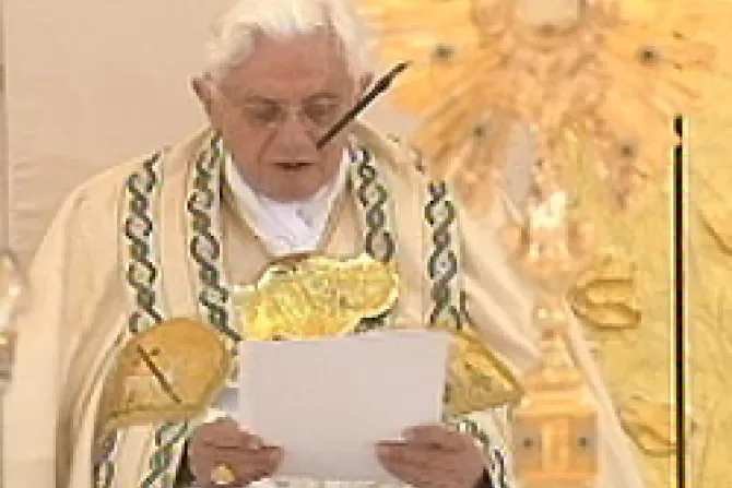 Benedicto XVI exhorta a sacerdotes a vivir fidelidad en la Iglesia Católica