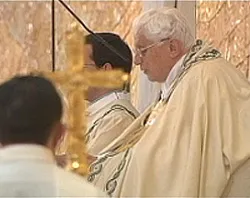 El Papa consagra a sacerdotes al Corazón Inmaculado de María