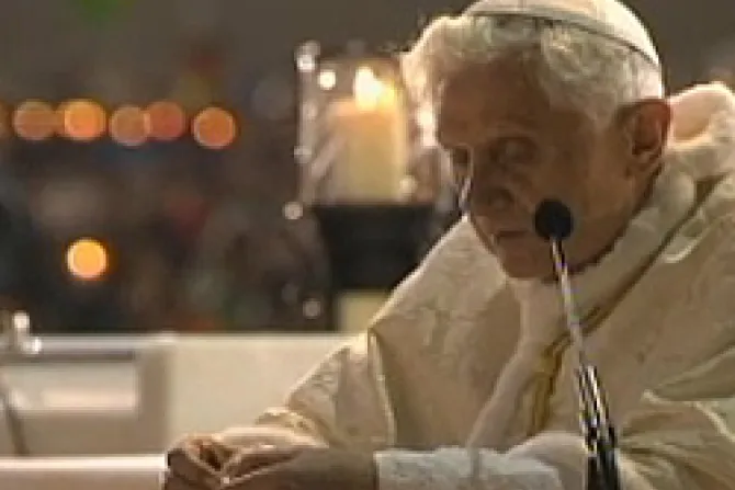 Obsequian a Benedicto XVI Rosario oficial de Fátima