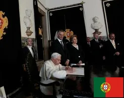 El Papa Benedicto XVI firma el Libro de Oro (foto AP)?w=200&h=150