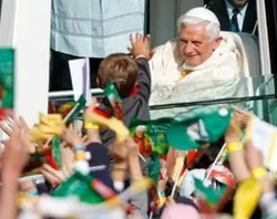 El Papa se salta medidas de seguridad y saluda a los niños