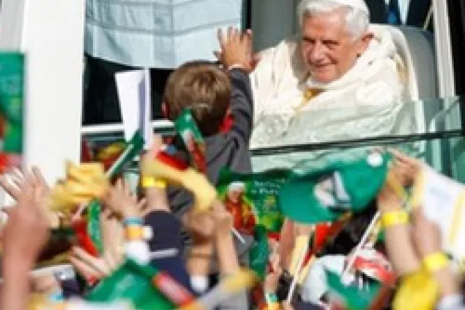 El Papa se salta medidas de seguridad y saluda a los niños