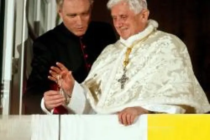 Benedicto XVI pide a jóvenes seguir rezando por su visita a Portugal