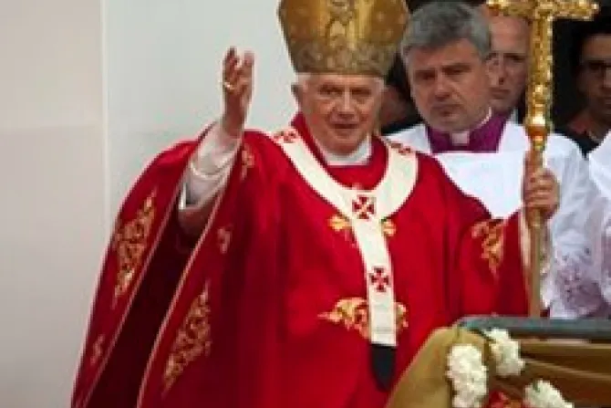 Adhesión al Magisterio y anuncio de la fe, alienta Benedicto XVI en Porto