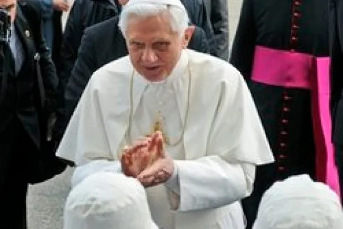 Acoger el Evangelio y testimoniarlo con pasión, pide Benedicto XVI al despedirse de Portugal