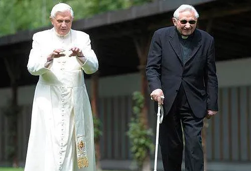 Benedicto XVI y Mons. Georg Ratzinger. Foto: Facebook Guardia Svizzera Pontificia