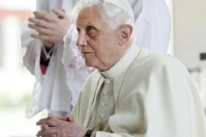 Benedicto XVI alienta a rezar por los niños por nacer ante amenaza del aborto