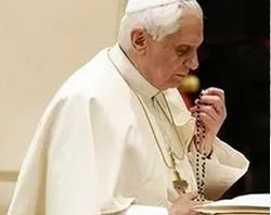 Benedicto XVI exhorta a rezar el Rosario en octubre