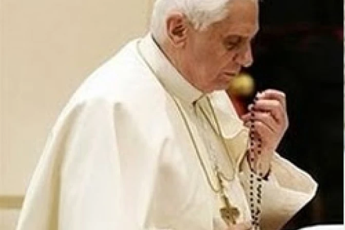 Benedicto XVI exhorta a rezar el Rosario en octubre