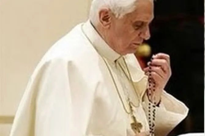 Benedicto XVI exhorta a rezar el Rosario en octubre