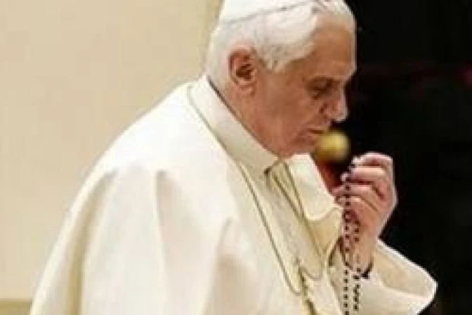 El Papa pide a todos rezar el Rosario en mayo, mes de María