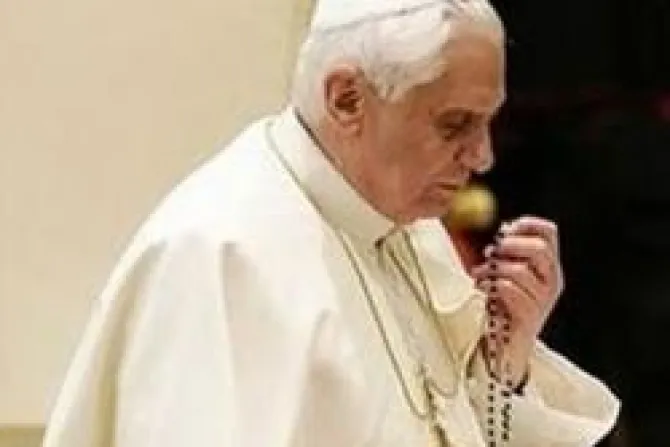 El Papa pide a todos rezar el Rosario en mayo, mes de María