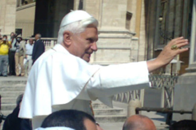 Brillar como estrella que guió a Reyes Magos para mostrar amor de Dios a todos, exhorta el Papa