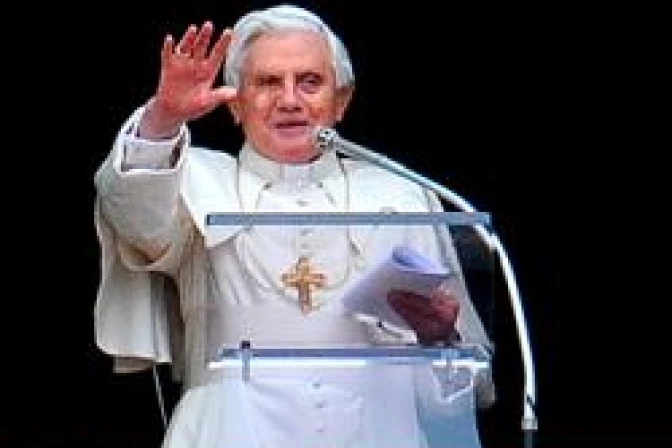 Matrimonio es unión de amor entre hombre y mujer para toda la vida, dice el Papa