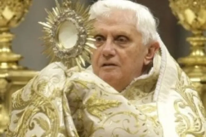 Eucaristía debe impregnar toda la vida cotidiana, dice Benedicto XVI