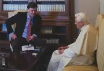 Papa Benedicto XVI junto a Peter Seewald