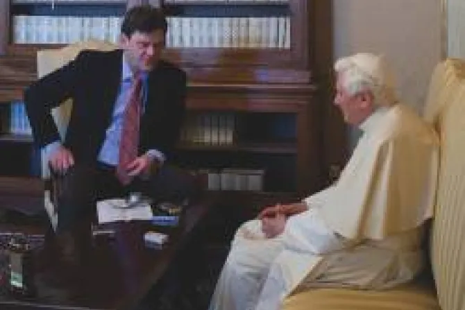 Peter Seewald: Benedicto XVI porta la humildad y el amor como espada