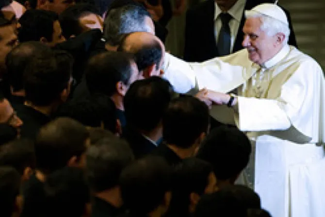Sí tiene sentido ser sacerdote en el mundo de hoy, dice el Papa Benedicto XVI a seminaristas