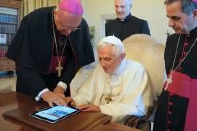 El Papa demuestra que Internet y Twitter no son ajenos a cristianos