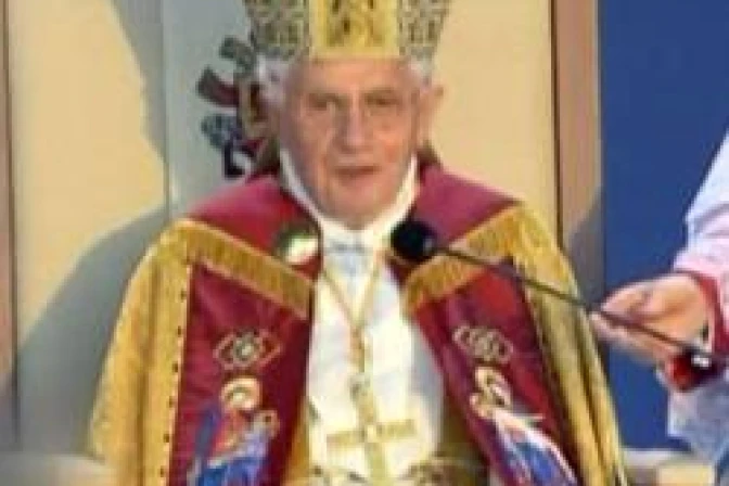 El Papa en Vísperas: María ayuda a entender que la vida debe ser respuesta al amor de Dios