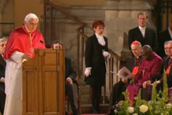 Cristianismo ofrece contribución vital al debate político, explica Benedicto XVI