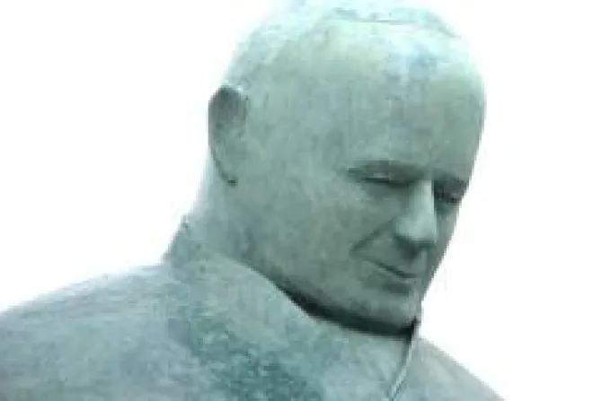 Presentan nuevo rostro de escultura de Juan Pablo II que generó polémica