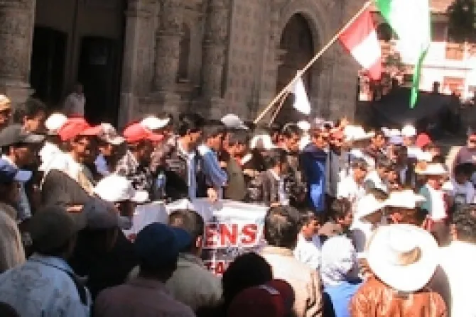 Perú: Obispo de cajamarca se ofrece a mediar en conflicto antiminero