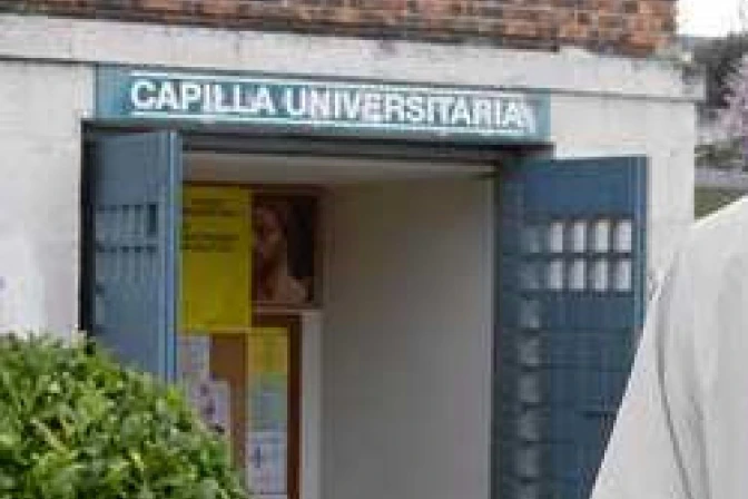 Profesores universitarios rechazan profanación gay de capilla