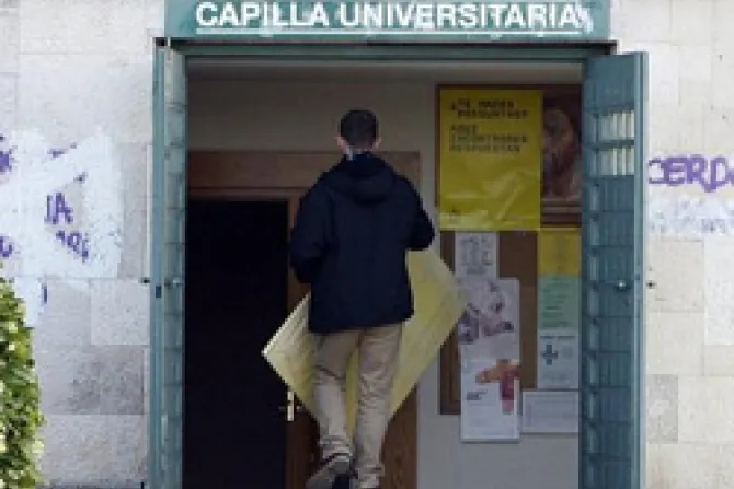 Gays se desnudan en capilla de universidad en Madrid
