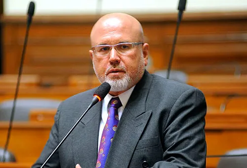 Congresista Carlos Bruce. Foto: Congreso de la República de Perú (CC BY 2.0)