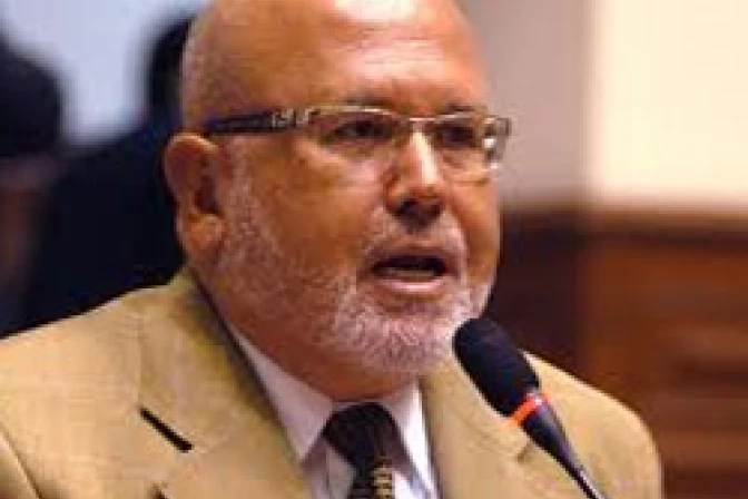 Partido que lidera encuestas presidenciales en Perú promete "matrimonio" gay