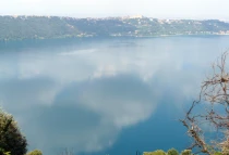 Castel Gandolfo y el lago Albano. Foto: Deblu68 (CC BY-SA 3.0)