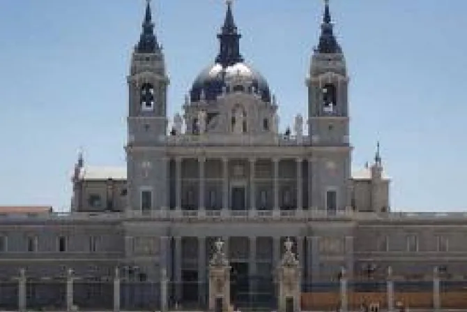Desactivan explosivo en sacristía de la Catedral de la Almudena de Madrid