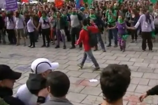 Jóvenes defienden catedral ante turba pro aborto y pro gay en Argentina