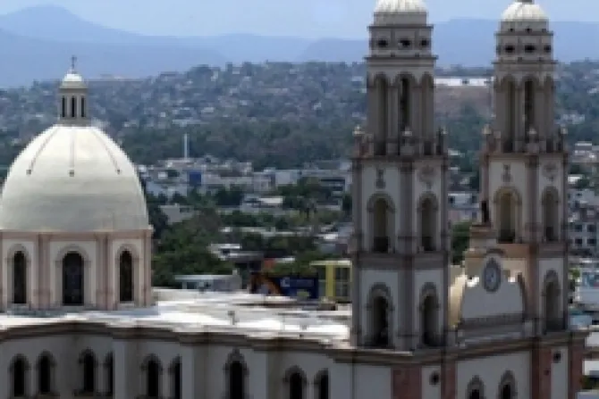 Desconocidos atacan catedral católica en México