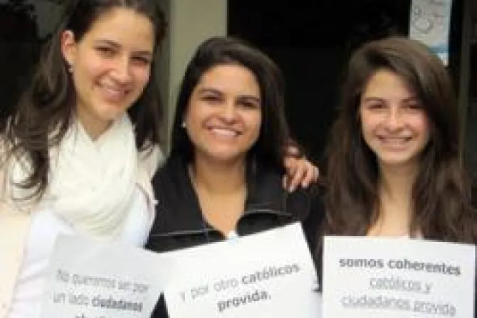 Jóvenes rechazan apoyo de sacerdote al aborto en Colombia
