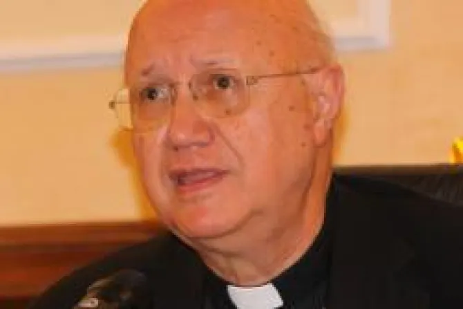 Mons. Celli pide a comunicadores mantener encendida la luz de Cristo