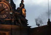 La chimenea de la Capilla Sixtina que anunciará con el humo blanco la elección del nuevo Papa