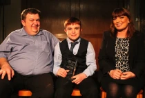 Ciaran Finn-Lynch junto a sus padres. Foto: ACI Prensa