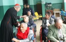 El Cardenal Cipriani bendice a los niños y ancianos del albergue (foto Arzobispado de Lima)