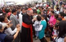 El Cardenal Cipriani bendice a un pequeño en Manchay (foto Arzobispado de Lima)