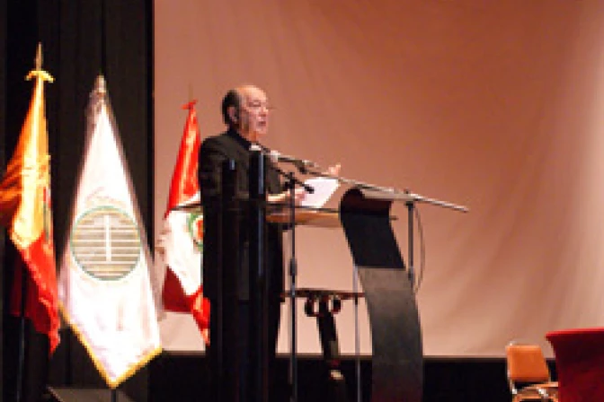 Cardenal Cipriani defiende derecho a educar jóvenes en responsabilidad política
