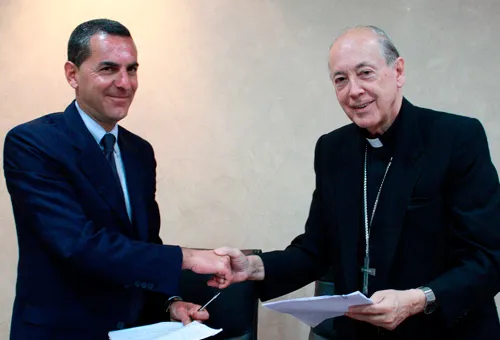 Pablo Arcivieri y el Cardenal Cipriani en la firma del acuerdo (Foto Arzobispado de Lima)?w=200&h=150