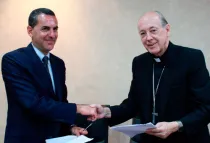 Pablo Arcivieri y el Cardenal Cipriani en la firma del acuerdo (Foto Arzobispado de Lima)